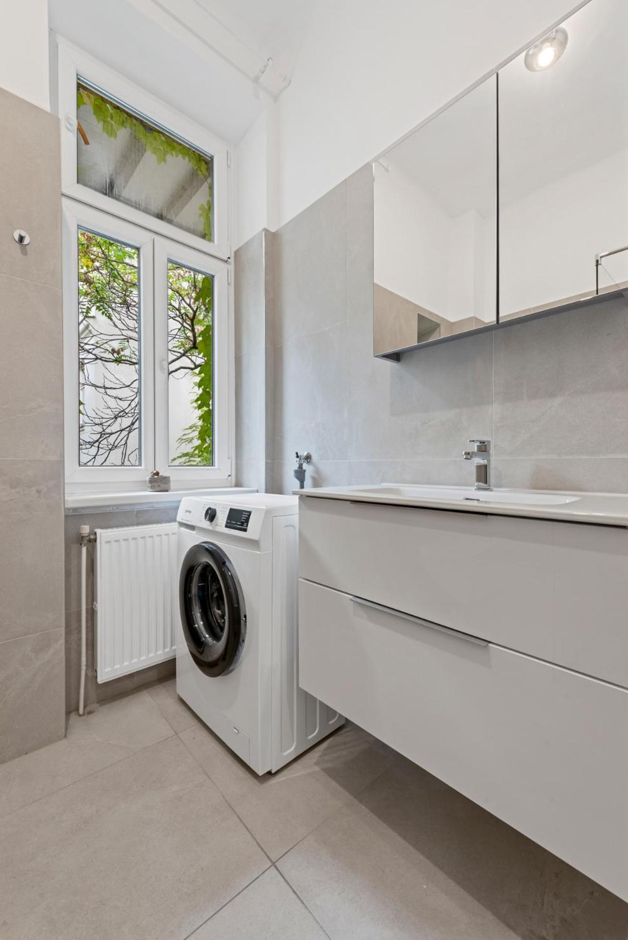 4ty3 - Spacious In The Heart Of The 8th District Is Calling * Vienne